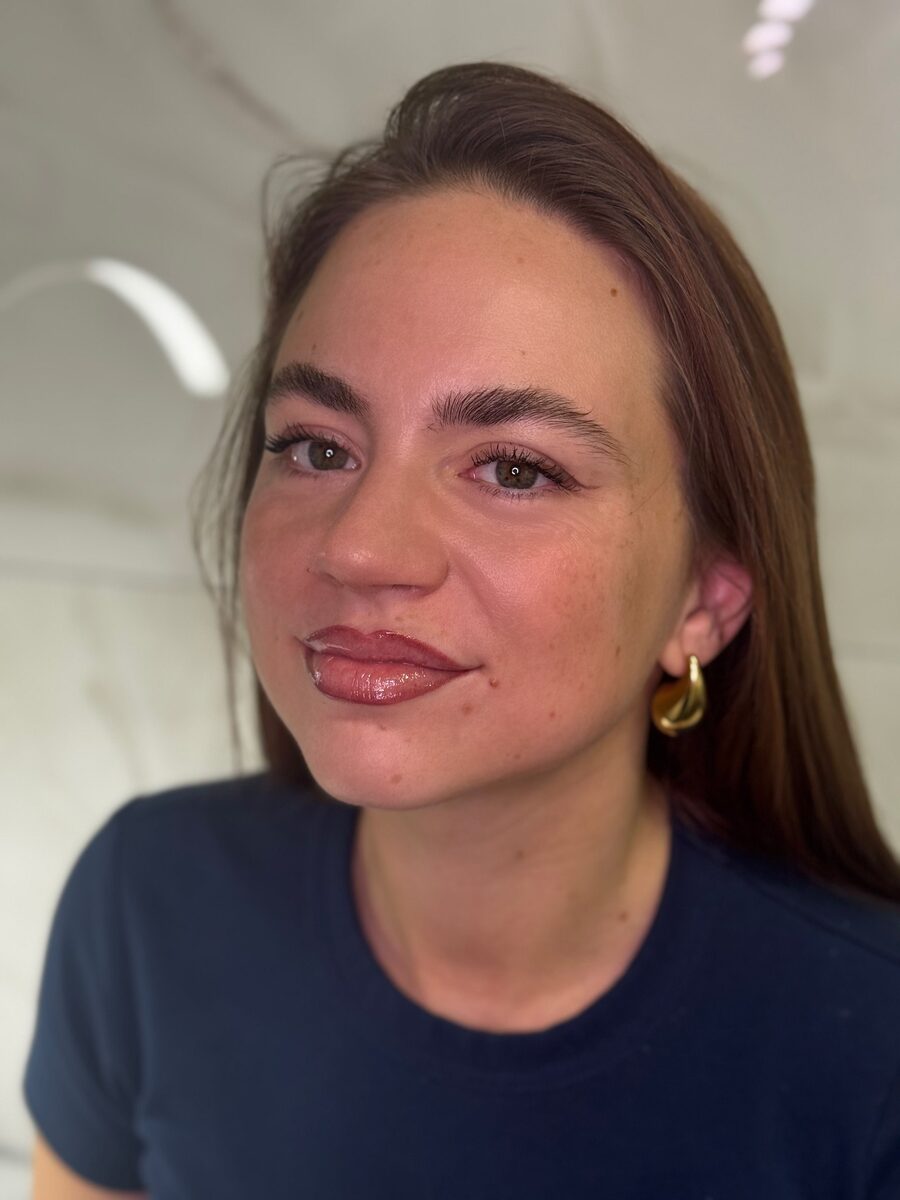 Lippen-Arbeitsbeispiel mit natürlicher Farbe.