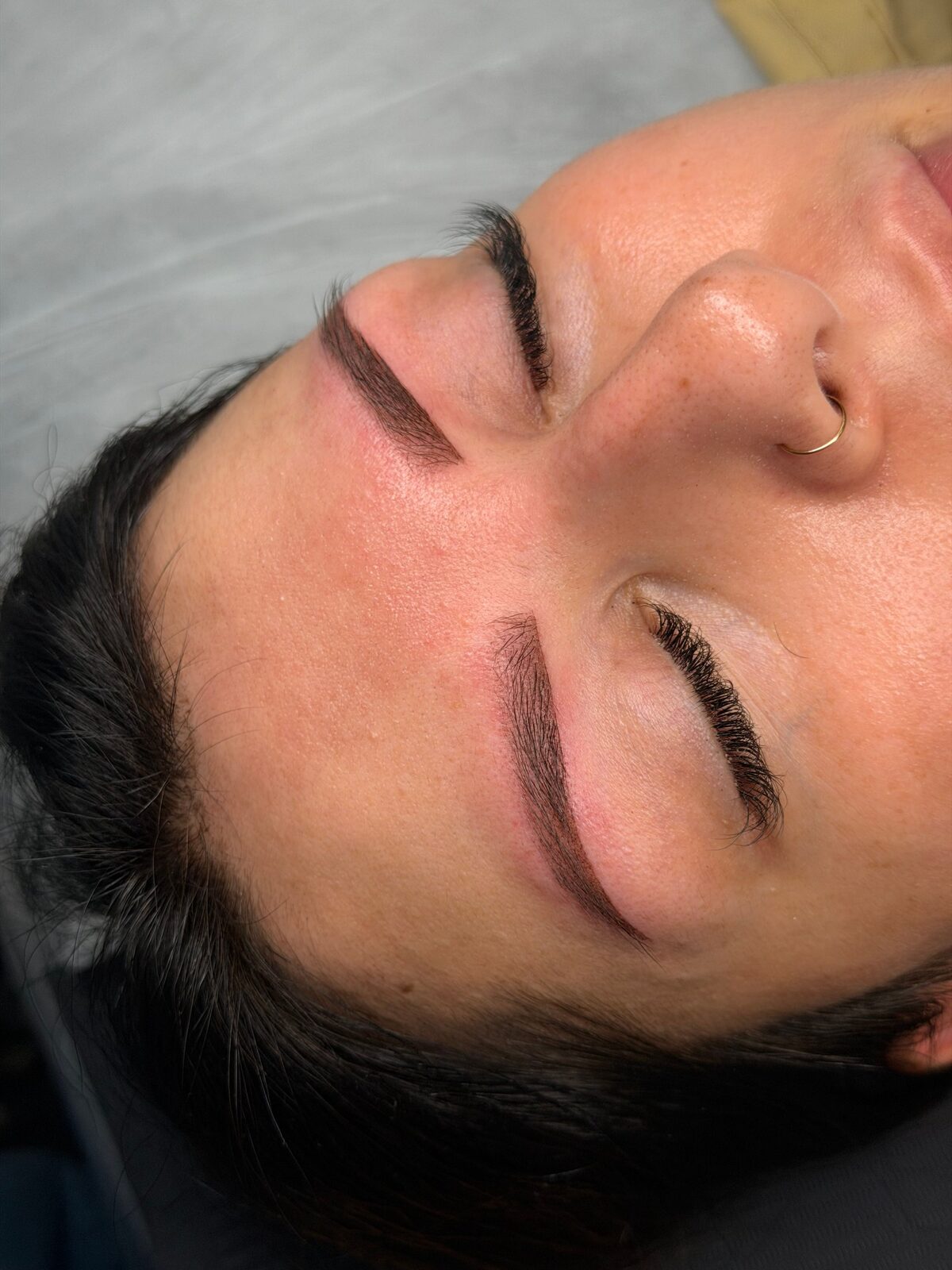 Nahaufnahme von schattierten Augenbrauen (Powder/Ombré Brows) – PMU-Arbeit von Paulina Formella.