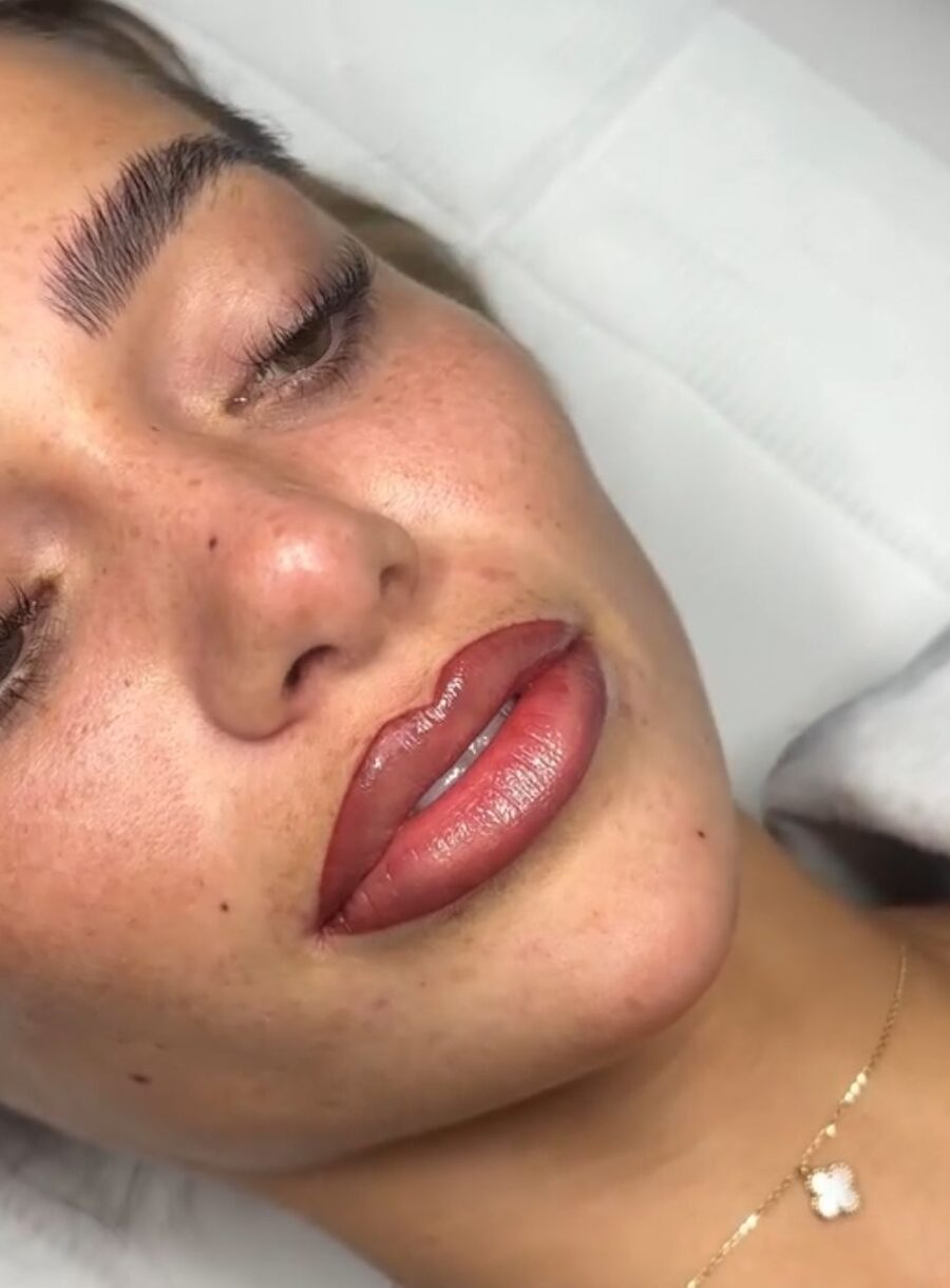 Nahaufnahme von Lippen mit natürlicher Farbe – PMU-Arbeit von Paulina Formella.
